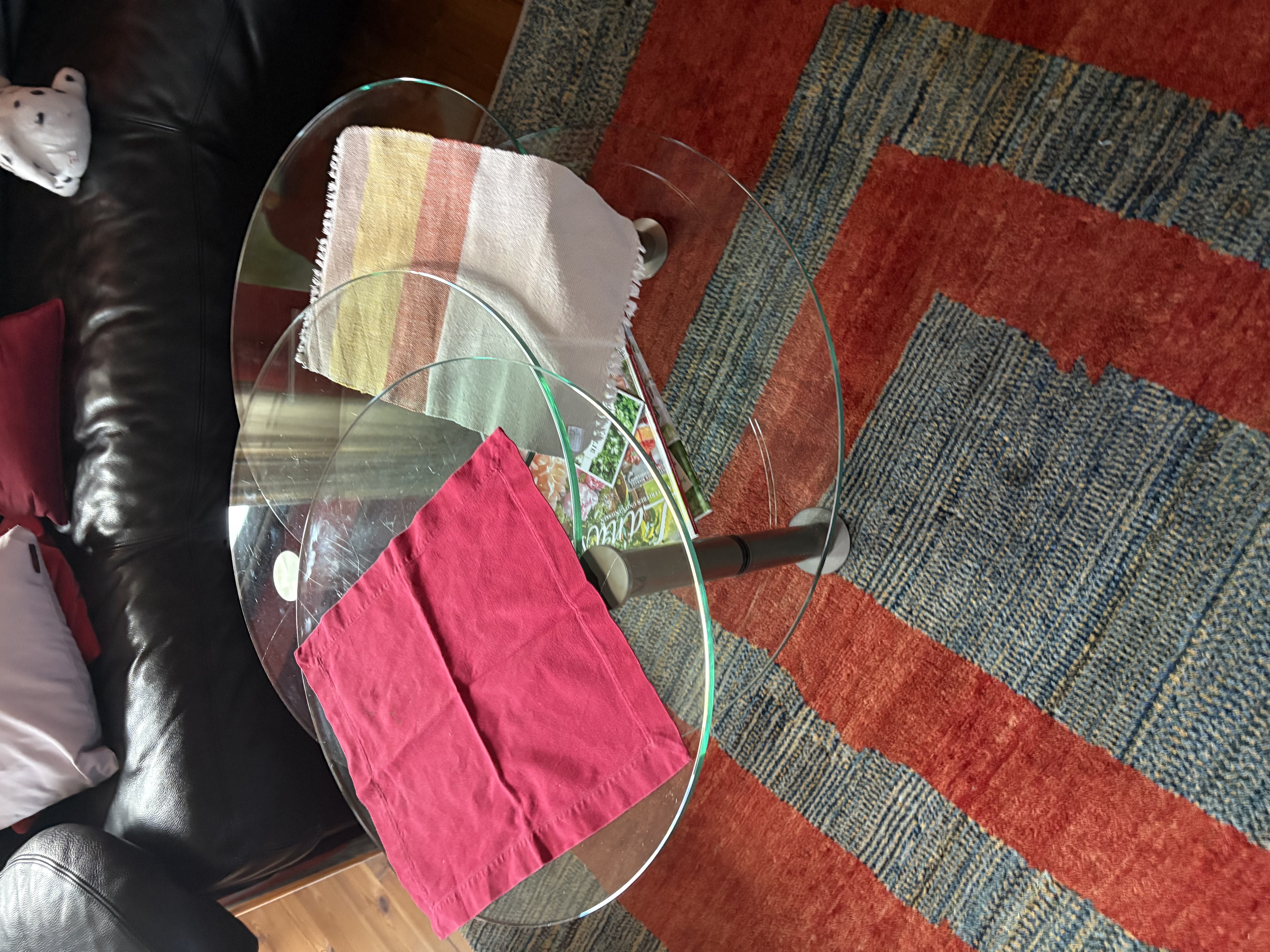 Moderner Glastisch mit Metallgestell von MÖLLER