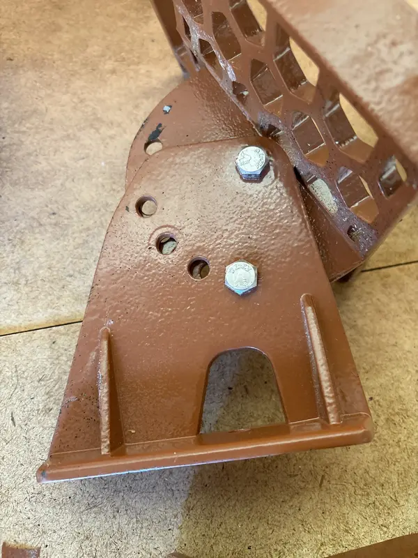 Braune Metall-Gitterelemente mit Halterungen – Konvolut