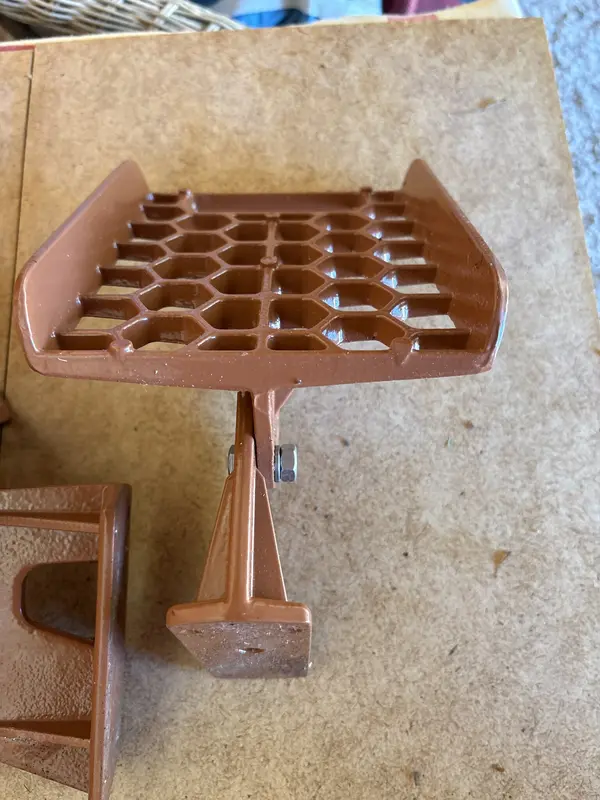 Braune Metall-Gitterelemente mit Halterungen – Konvolut