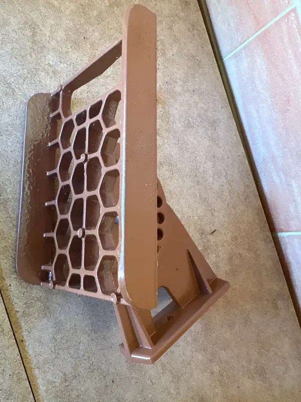 Braune Metall-Gitterelemente mit Halterungen – Konvolut