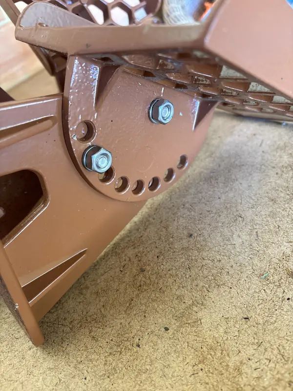 Braune Metall-Gitterelemente mit Halterungen – Konvolut