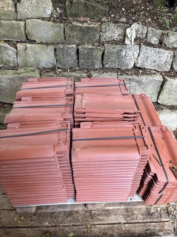 Braas Rubin 13V Dachziegel – rotbraune Dachziegel im Konvolut