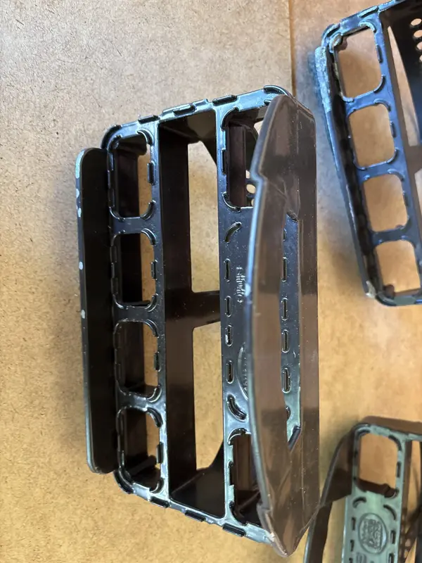 Braas Dachzubehör – schwarze Elemente mit Sicherheitsprägung